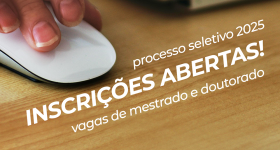 Foto de mão usando um mouse de computador. Sobre a imagem há um texto que diz: “Processo seletivo 2025. Inscrições abertas! Vagas de mestrado e doutorado”.