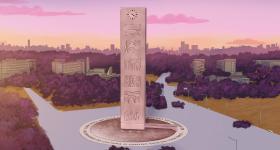 Ilustração de uma praça que tem ao centro uma torre de concreto  com um relógio de ponteiros no topo. O piso em volta do relógio é cinza, há grama em tons verdes e alaranjados e árvores em tons de roxo. O céu é rosa e alaranjado com algumas nuvens. 