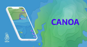 Arte digital. Imagem de um celular branco que mostra o desenho de um mapa azul e verde, similar ao que se estende pelo fundo de toda a imagem. No canto inferior esquerdo, um logo em branco: uma mão estalando os dedos com a palavra “ideia” escrita embaixo, em letras maiúsculas. Também em letras maiúsculas, do lado direito da imagem, há a palavra “canoa” escrita em azul. 