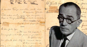Montagem de imagem com manuscritos amarelados ao fundo e a fotografia em preto e branco de um homem branco, calvo de cabelos escuros, de terno e gravata, usando óculos, no canto inferior direito.