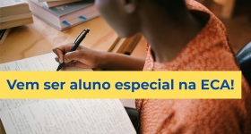 Foto, tirada de cima para baixo, de uma pessoa jovem, negra, vestindo uma blusa estampada laranja. Ela está sentada à frente de uma mesa, onde escreve em um caderno aberto. Sobre a mesa, três livros. em cima da imagem, uma faixa horizontal amarela, com o seguinte texto em azul: vem ser aluno especial na ECA.