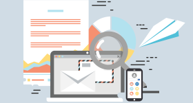 Ilustração em fundo cinza claro de uma composição com vários elementos que simbolizam comunicação digital e análise de dados, com a tela de um laptop no centro, mostrando um envelope branco e o verso de um envelope postal estilizado, uma lupa cinza está parcialmente na frente do laptop e um celular ao lado, com uma interface com avatar e ícones coloridos.  Atrás do notebook há a ilustração de um documento de texto com linhas em laranja e um gráfico em camadas coloridas abaixo, um gráfico de pizza ao lado e 