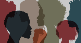 Ilustração digital em fundo cinza claro de sete silhuetas de cabeças parcialmente sobrepostas. As silhuetas têm diferentes cores, olham para a esquerda ou para a direita da imagem e têm cabelos distintos.