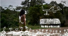 Foto de mulher indígena quase de costas em um campo aberto com floresta ao fundo e o céu nublado. Ela tem cabelos escuros e lisos de comprimento médio, usa tiras de tecido brancas cobrindo parte das costas, dos seios, punhos e o braço. Sobrepondo-se à parte de baixo dessa imagem, há desenhos em branco de estruturas em meio a árvores e, do lado direito,  um helicóptero acima de  uma construção maior. 