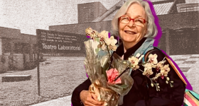 Colagem de mulher branca de cabelos curtos e grisalhos, usa óculos de armação vermelha e retangular e sorri. Ela veste um casaco preto, tem uma bolsa listrada apoiada em seu ombro e segura um buquê de flores com as duas mãos. Atrás dela, há um gramado com uma placa com o texto Teatro Laboratório. No fundo, um prédio de um andar com teto triangular.