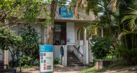 Entrada do prédio do CAC - Departamento de Artes Cênicas