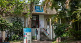 Entrada do prédio do CAC - Departamento de Artes Cênicas
