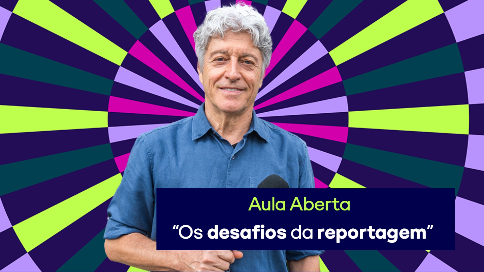 Montagem de foto de homem sobre fundo ilustrado com círculos concêntricos e raios coloridos em tons de roxo, verde e azul. O homem é branco, tem cabelos curtos, ondulados e grisalhos e sorri. Veste camisa azul de manga curta e segura um microfone preto. Na parte inferior, uma faixa azul escura contém o texto “Aula Aberta” em verde e “Os desafios da reportagem” em branco.  